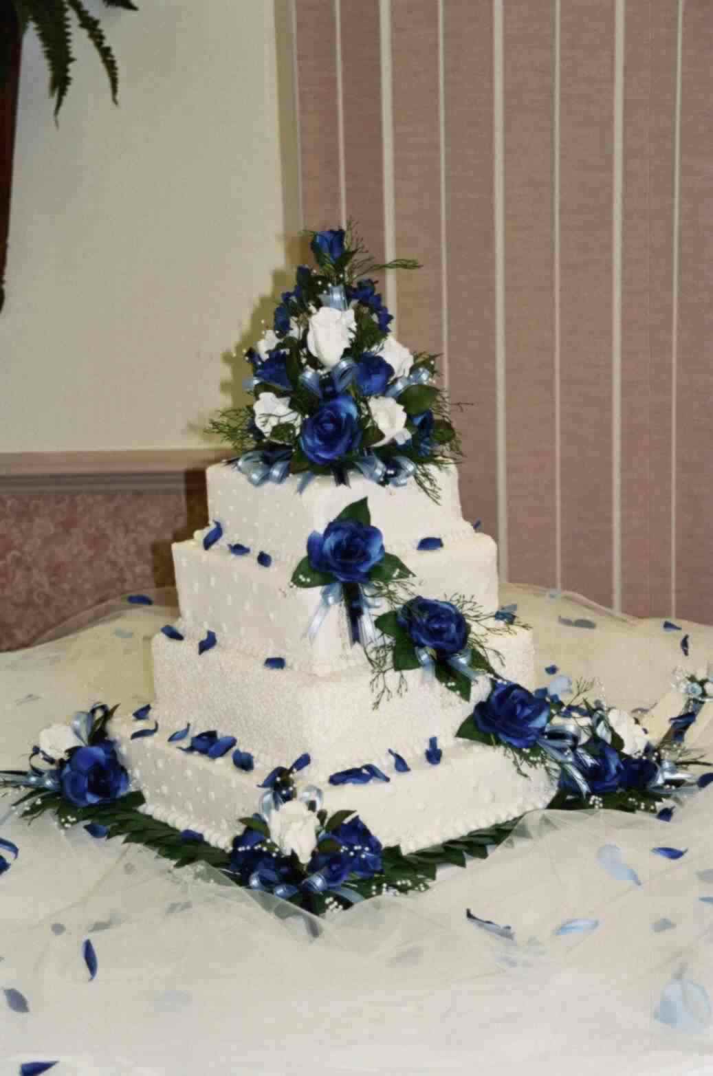 Decorating Wedding Cakes